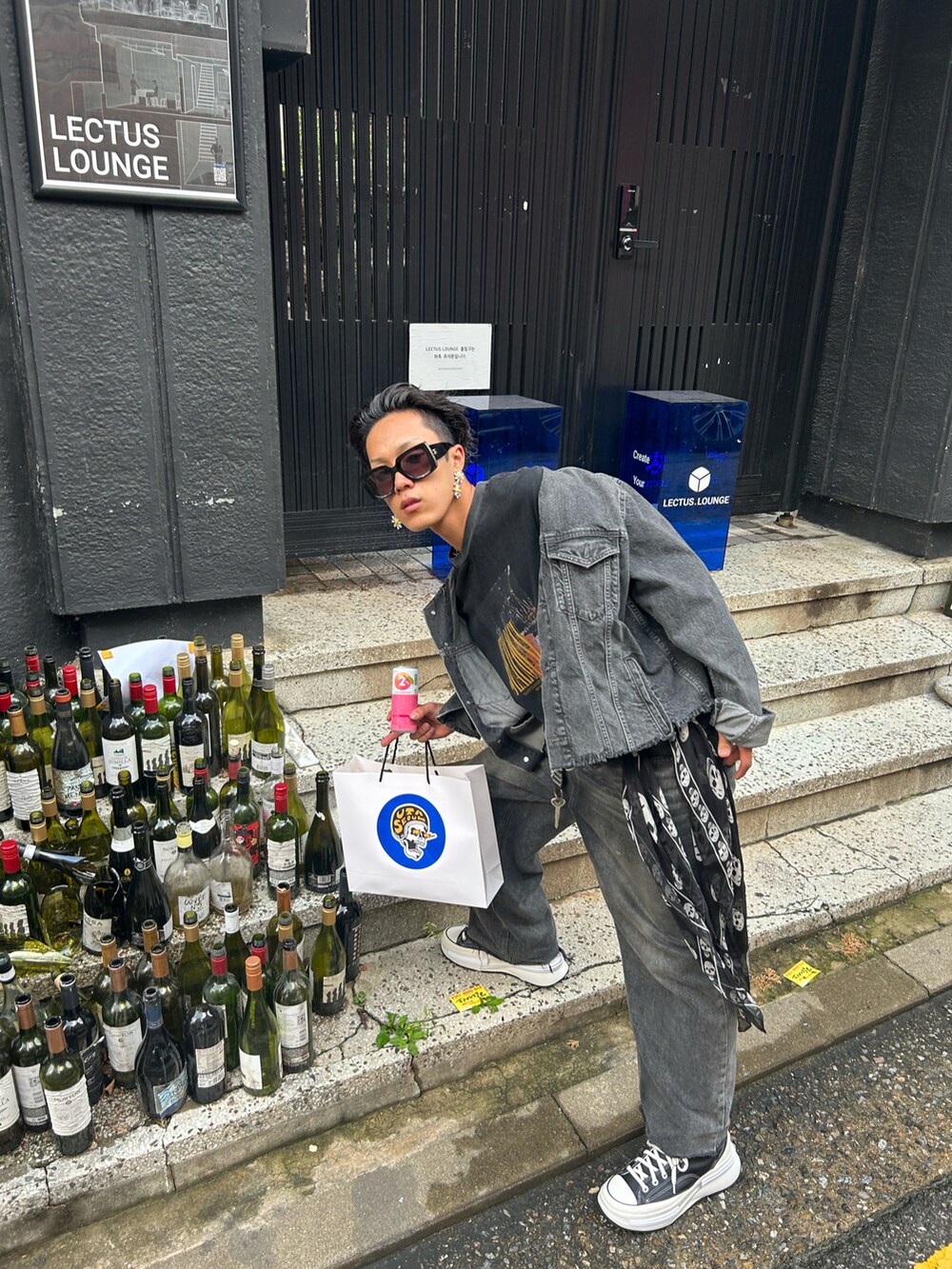 グレー系のデニムジャケット、グレー系のデニムパンツ、ブラック系のスニーカーを着用したメンズの秋コーディネートの3枚目の写真