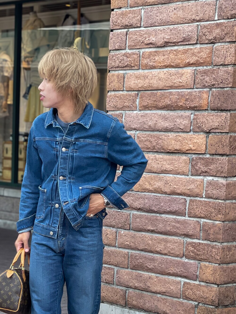 ホワイト系のスニーカーを着用したメンズの秋コーディネートの3枚目の写真
