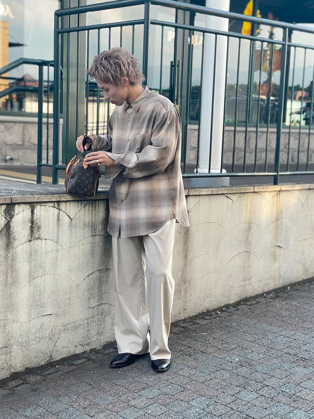 ブラック系のブーツを着用したメンズの秋コーディネートの2枚目の写真