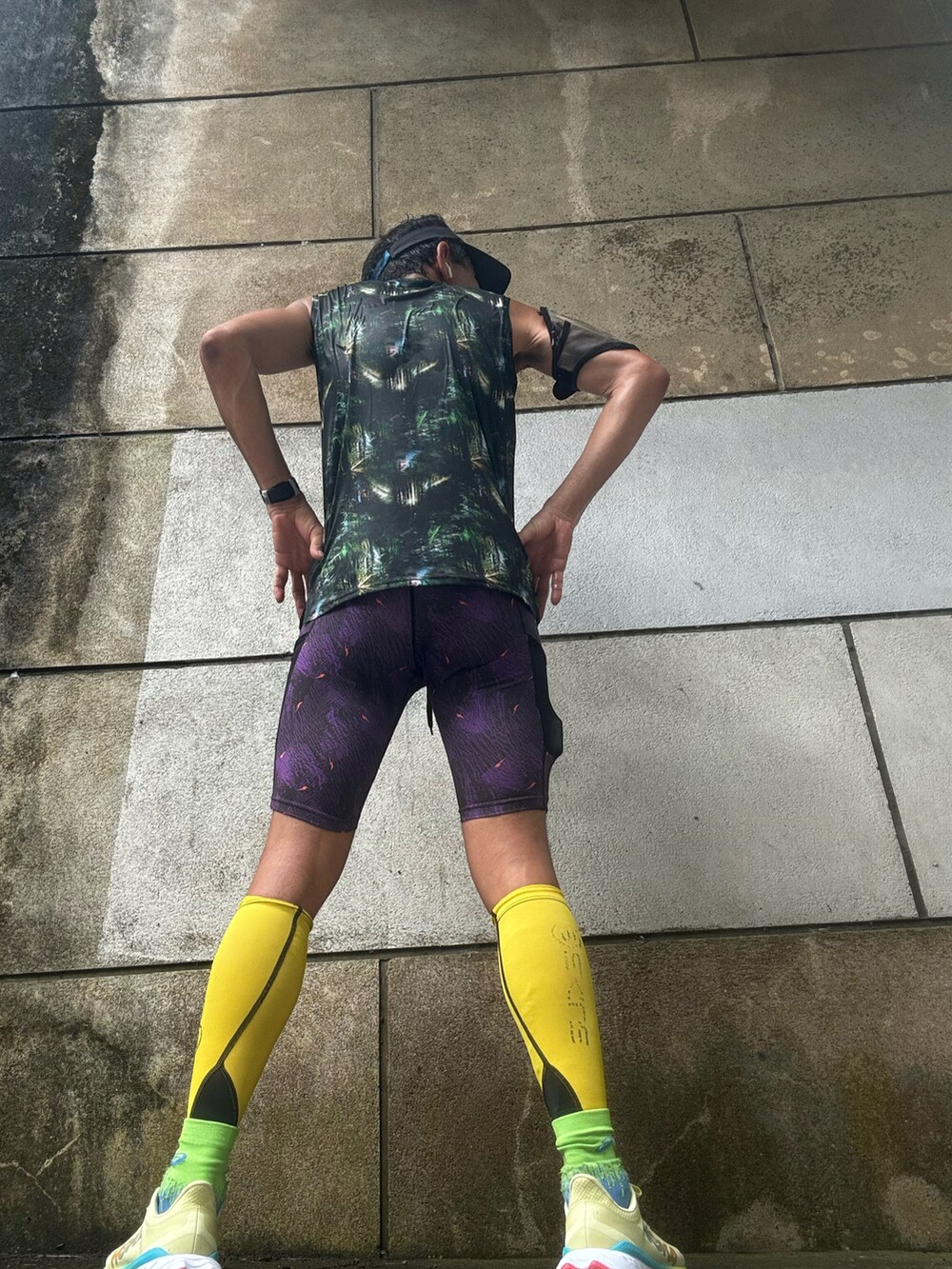 その他のTシャツ/カットソー、パープル系のタイツ/ストッキングを着用したメンズの夏コーディネートの2枚目の写真