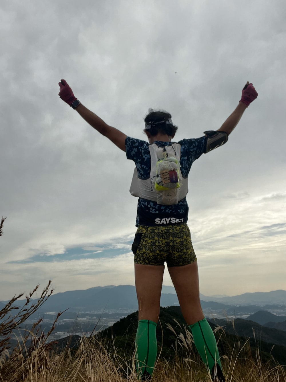 ブルー系のその他トップス、イエロー系のその他パンツ、イエロー系のシューズ小物/雑貨を着用したメンズの秋コーディネートの3枚目の写真