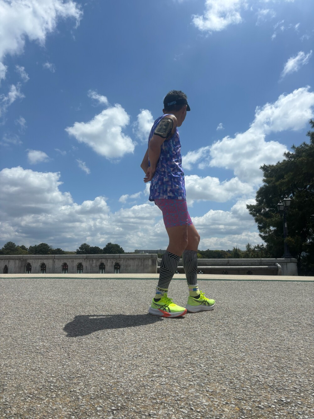 ブルー系のTシャツ/カットソー、グリーン系のスニーカー、ピンク系のレギンス/スパッツを着用したメンズの春コーディネートの2枚目の写真