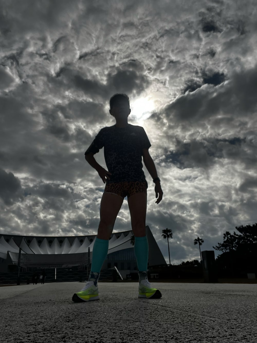 グレー系のトップス、ブラウン系のレギンス/スパッツ、ブルー系のアウトドア/スポーツを着用したメンズの冬コーディネートの3枚目の写真