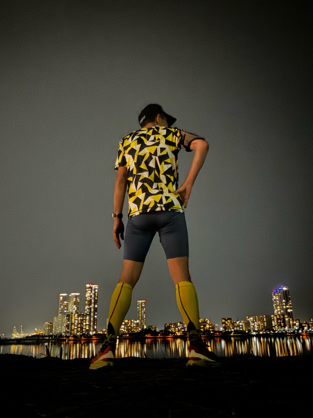 その他のTシャツ/カットソー、オレンジ系のスニーカー、ブルー系のタイツ/ストッキングを着用したメンズの春コーディネートの2枚目の写真