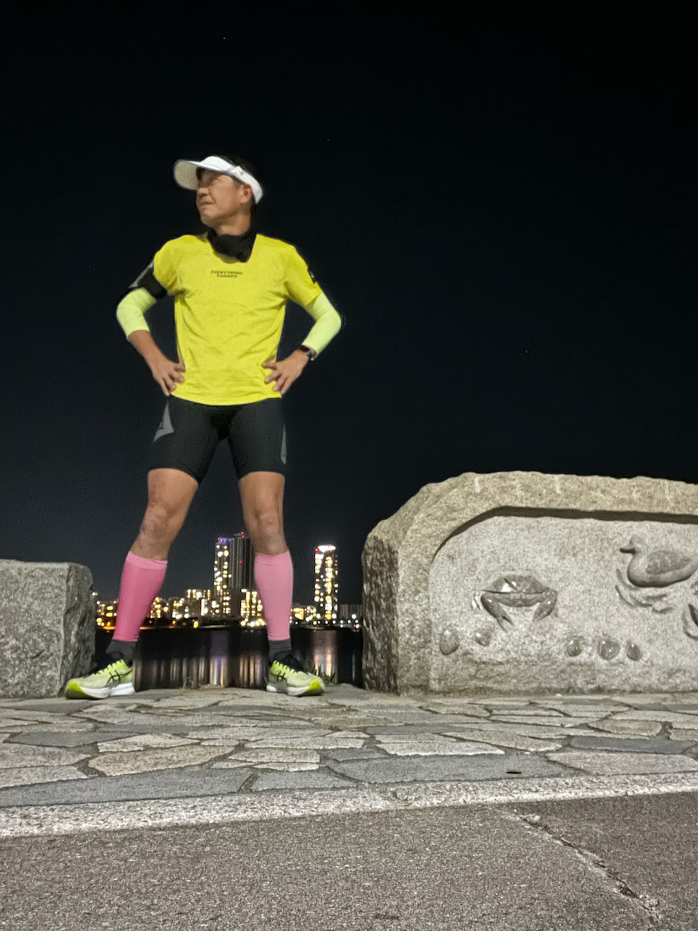 「新星WEARISTAにエントリー、ランニング、ランニングシューズ、ランニングウェア、ランニングパンツ、ランニングコーデ、ランニング #RUNNING #running、夜 run」｜「NIKEのアイテム（Tシャツ/カットソー、ブラウン系）」を使った、fkbbsさん（メンズ・173cm）の冬コーディネートの5枚目の写真