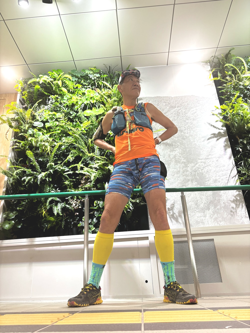 オレンジ系のTシャツ/カットソー、ブラック系のスニーカー、その他のレギンス/スパッツを着用したメンズの春コーディネートの2枚目の写真