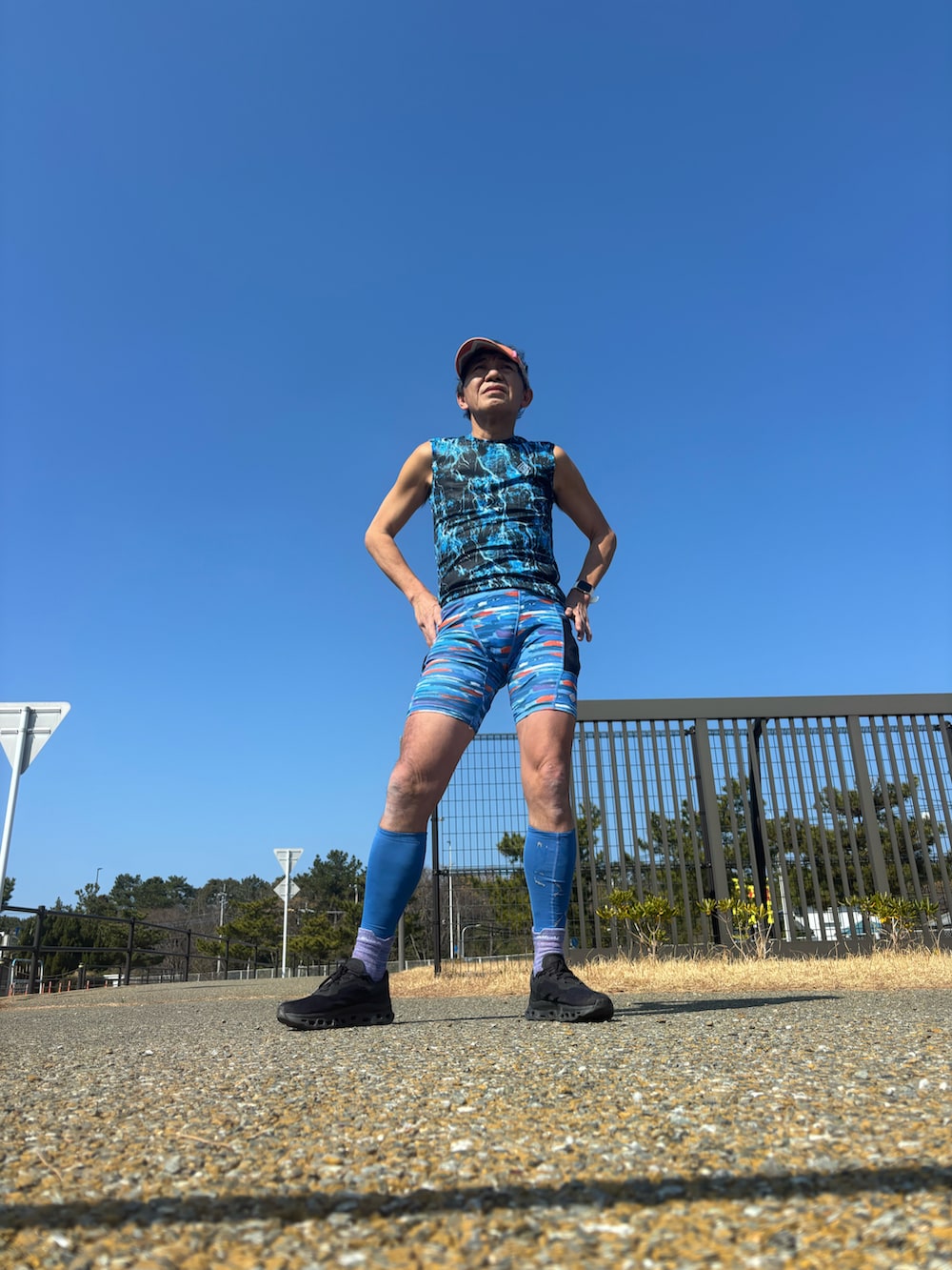 ブルー系のTシャツ/カットソー、ブラック系のスニーカー、ブルー系のレギンス/スパッツを着用したメンズの冬コーディネートの4枚目の写真