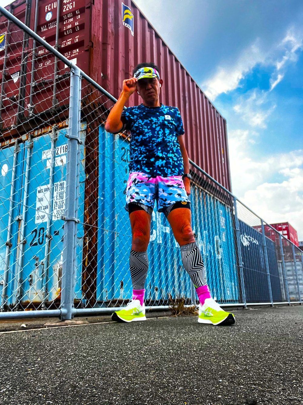 ブルー系のTシャツ/カットソー、その他のその他パンツ、その他のその他ヘアアクセサリーを着用したメンズの冬コーディネートの3枚目の写真