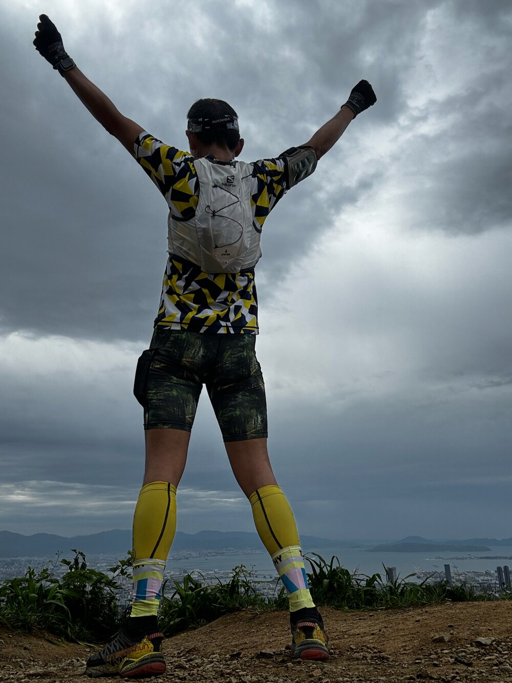 イエロー系のTシャツ/カットソー、シルバー系のレギンス/スパッツ、イエロー系のレッグウォーマーを着用したメンズの春コーディネートの4枚目の写真