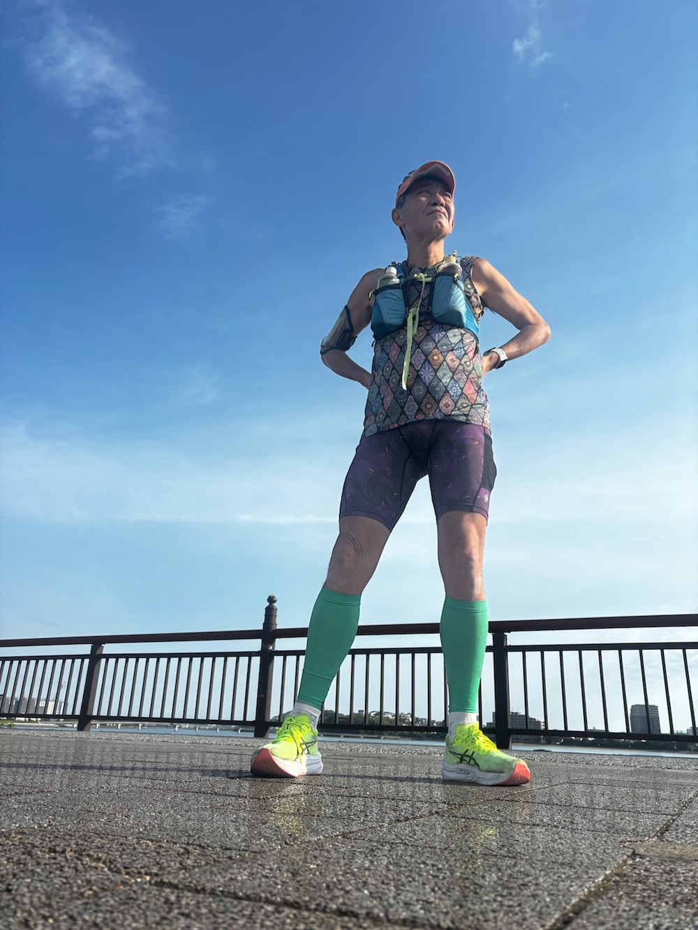その他のTシャツ/カットソー、イエロー系のスニーカー、パープル系のレギンス/スパッツを着用したメンズの春コーディネートの2枚目の写真