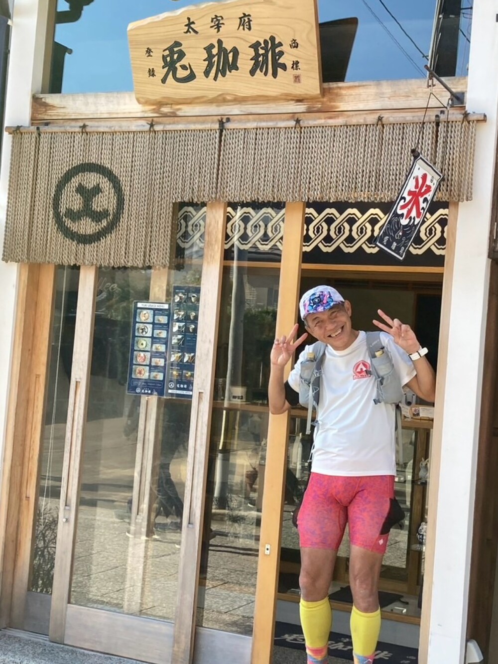 ホワイト系のTシャツ/カットソー、レッド系のレギンス/スパッツを着用したメンズの秋コーディネートの3枚目の写真