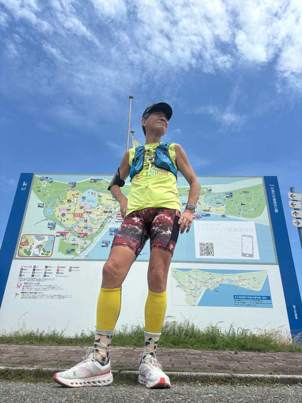 イエロー系のTシャツ/カットソー、ホワイト系のスニーカー、レッド系のレギンス/スパッツを着用したメンズの夏コーディネートの5枚目の写真