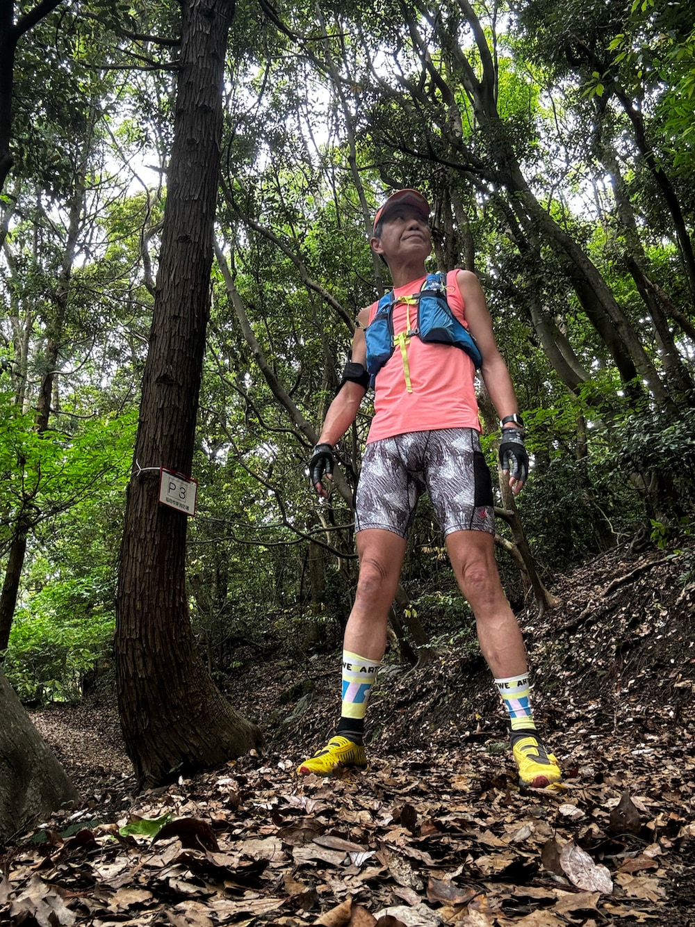オレンジ系のTシャツ/カットソー、イエロー系のシューズ、オレンジ系のその他小物を着用したメンズの春コーディネートの3枚目の写真