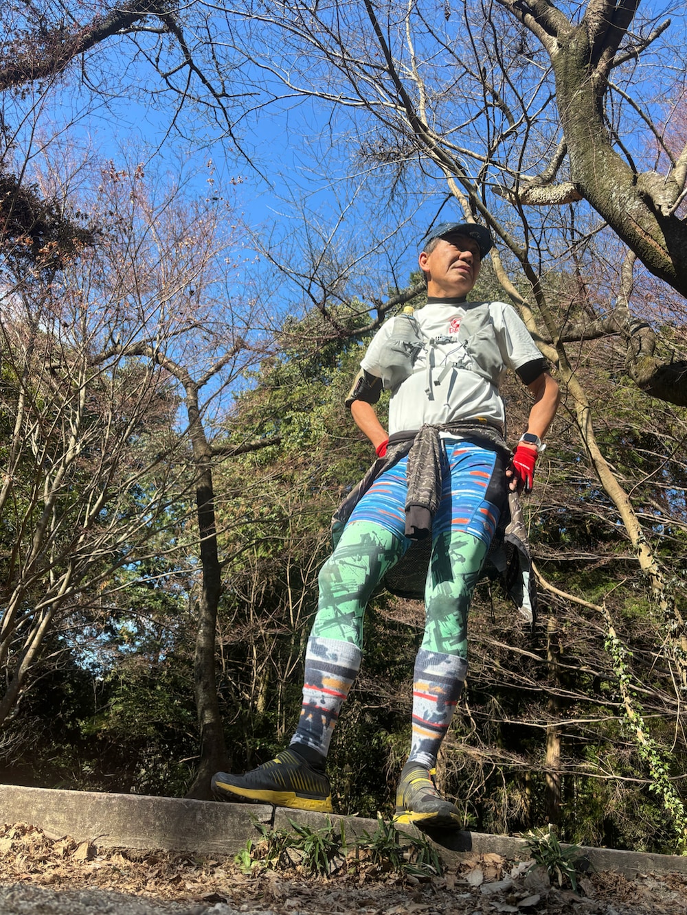 ホワイト系のTシャツ/カットソー、ブラック系のシューズ、その他のレギンス/スパッツを着用したメンズの冬コーディネートの3枚目の写真