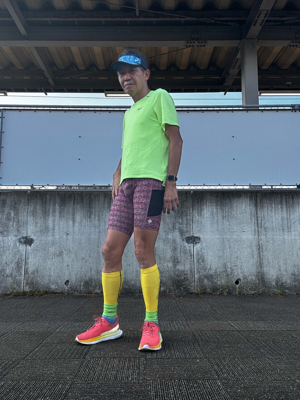 その他のTシャツ/カットソー、オレンジ系のスニーカー、パープル系のタイツ/ストッキングを着用したメンズの春コーディネートの4枚目の写真