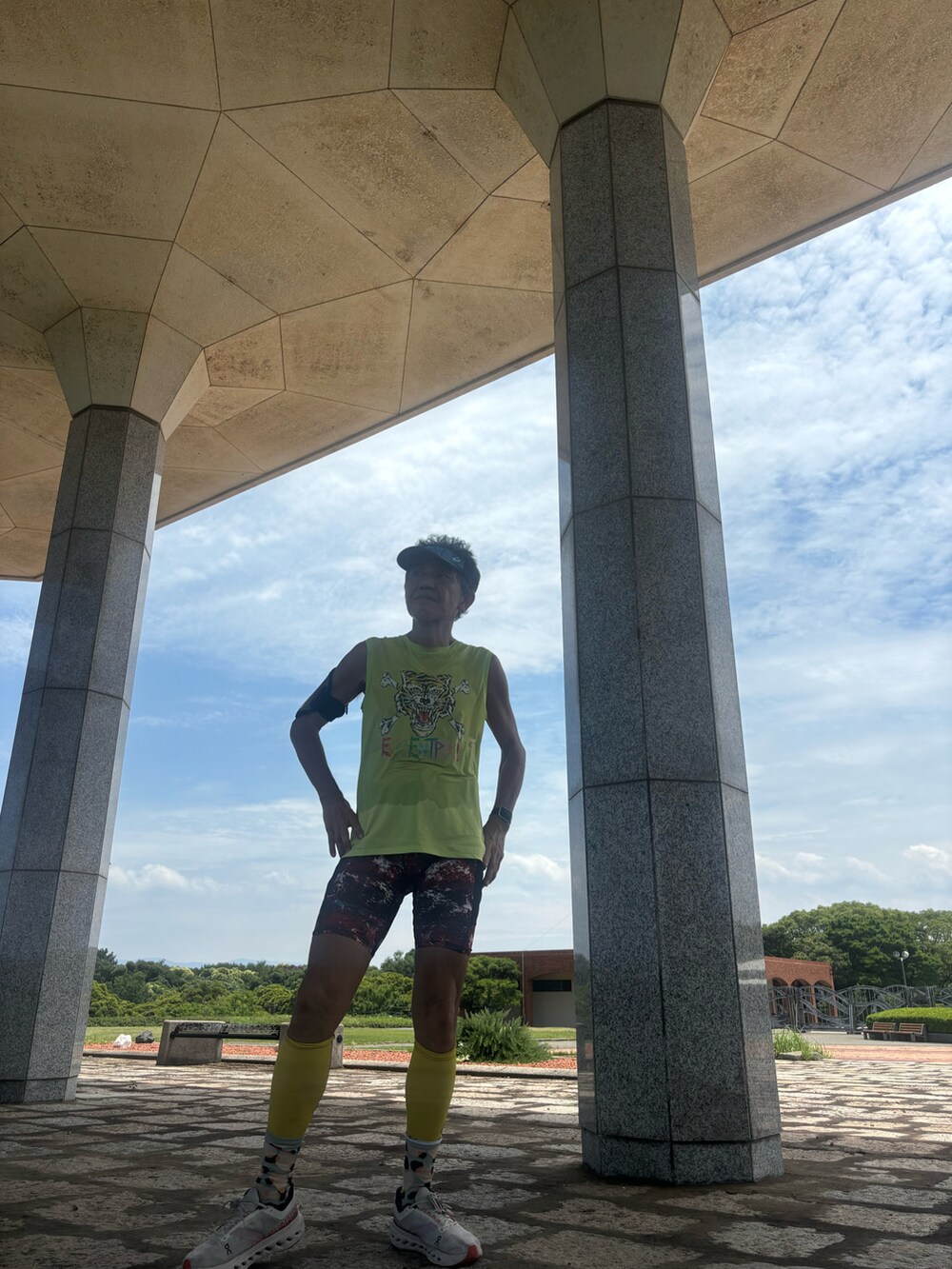イエロー系のTシャツ/カットソー、ホワイト系のスニーカー、レッド系のレギンス/スパッツを着用したメンズの夏コーディネートの4枚目の写真