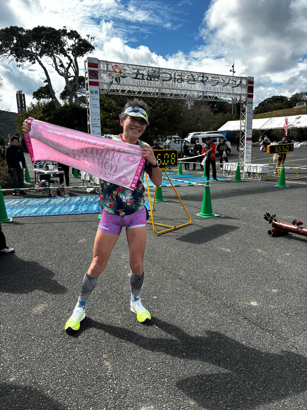 その他のTシャツ/カットソー、ピンク系のタイツ/ストッキングを着用したメンズの夏コーディネートの2枚目の写真