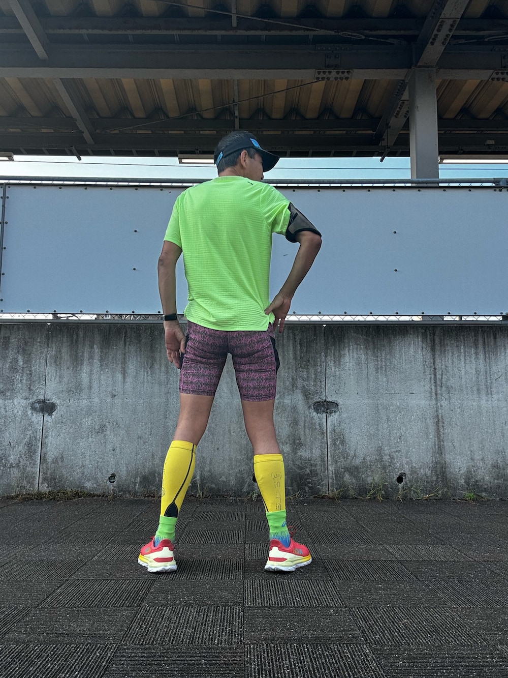 その他のTシャツ/カットソー、オレンジ系のスニーカー、パープル系のタイツ/ストッキングを着用したメンズの春コーディネートの3枚目の写真