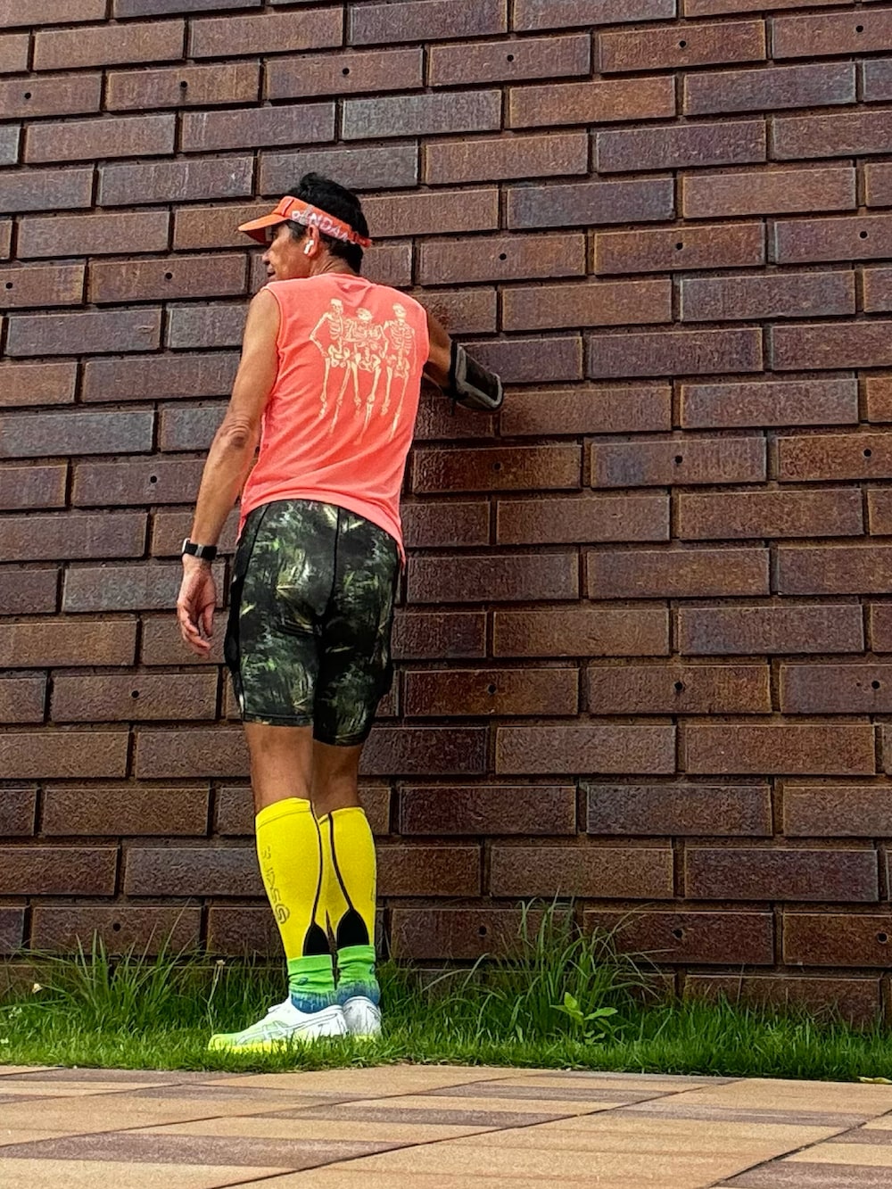 オレンジ系のTシャツ/カットソー、その他のタイツ/ストッキングを着用したメンズの夏コーディネートの2枚目の写真