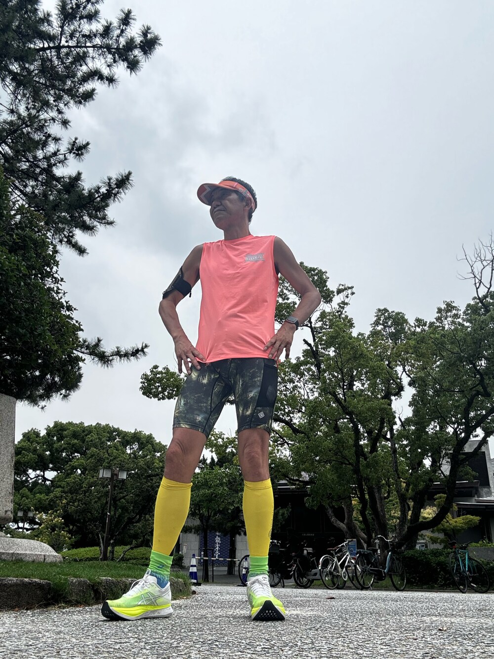 オレンジ系のTシャツ/カットソー、その他のタイツ/ストッキングを着用したメンズの夏コーディネートの3枚目の写真