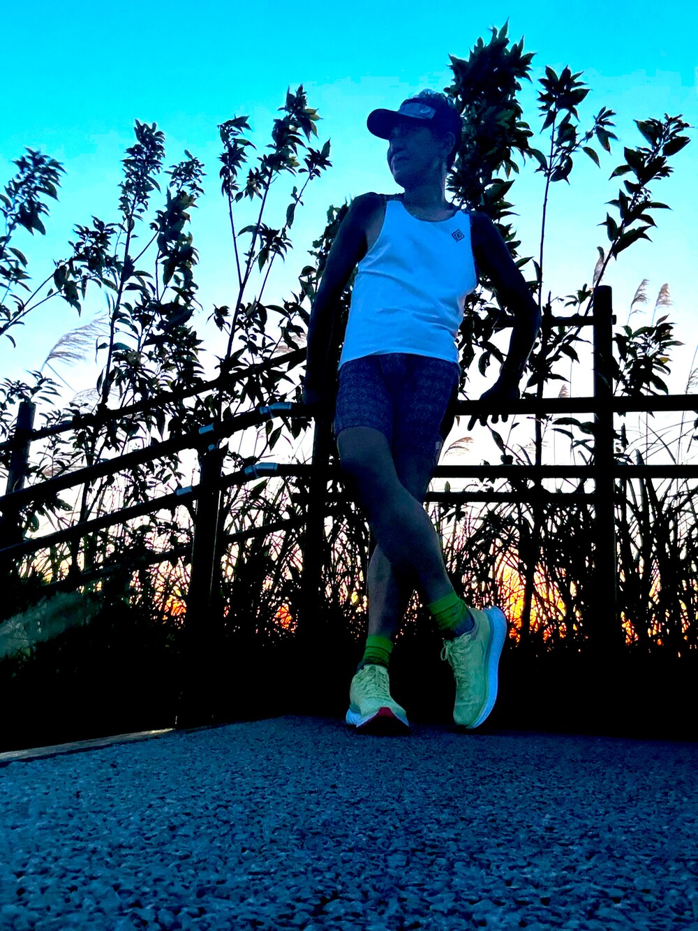 ホワイト系のTシャツ/カットソー、イエロー系のスニーカー、パープル系のタイツ/ストッキングを着用したメンズの夏コーディネートの3枚目の写真