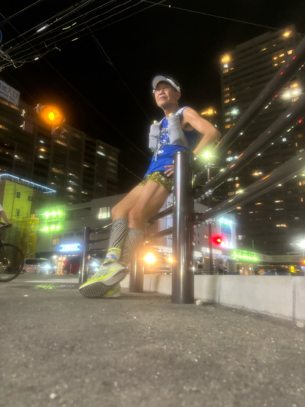 イエロー系のスニーカー、ブルー系のその他トップス、イエロー系のレギンス/スパッツを着用したメンズの夏コーディネートの2枚目の写真
