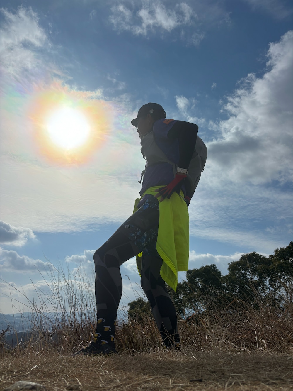 パープル系のTシャツ/カットソー、ブラック系のシューズ、ブルー系のレギンス/スパッツを着用したメンズの冬コーディネートの2枚目の写真