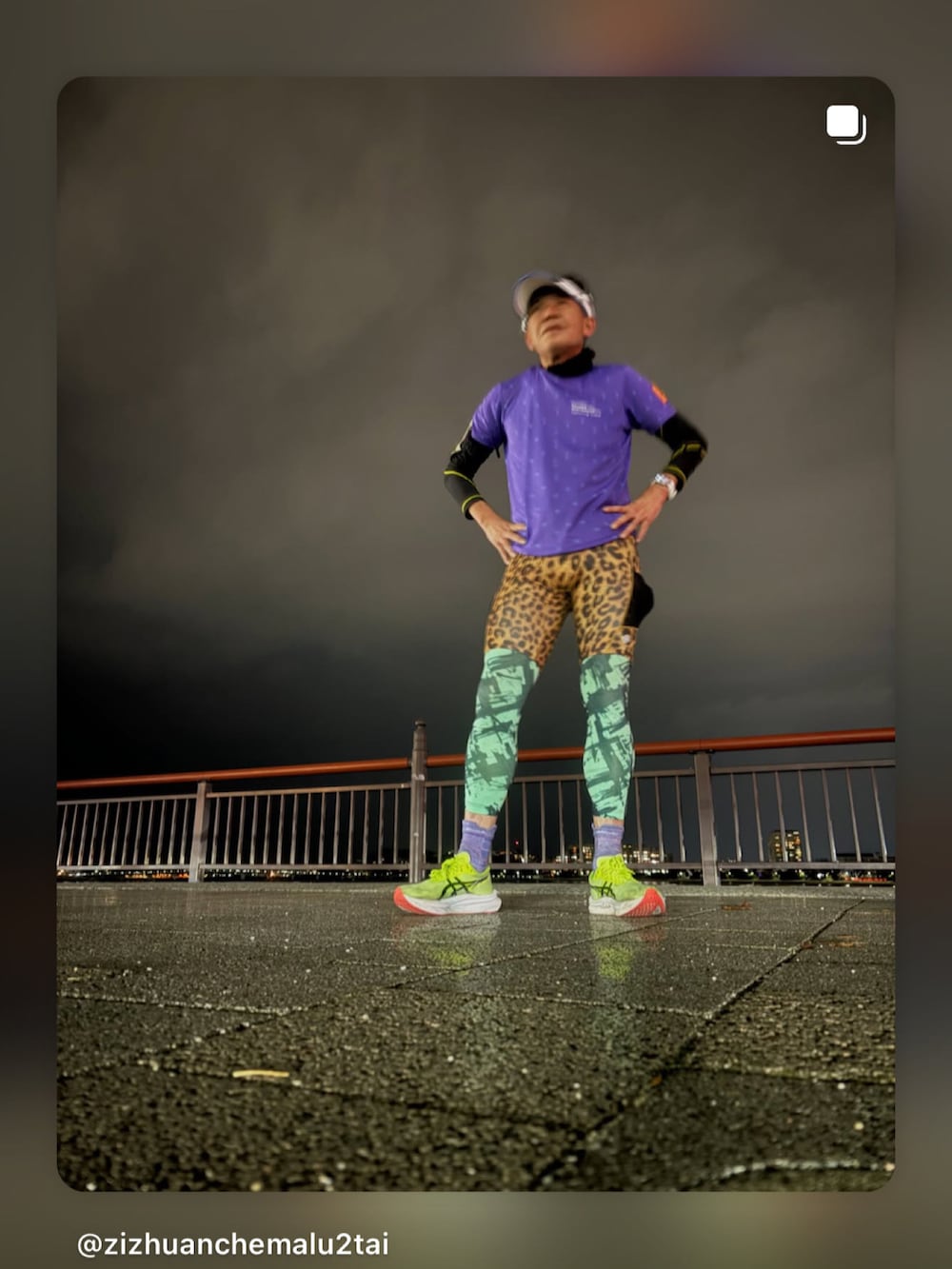 パープル系のトップス、その他のレギンス/スパッツ、グリーン系のタイツ/ストッキングを着用したメンズの冬コーディネートの3枚目の写真