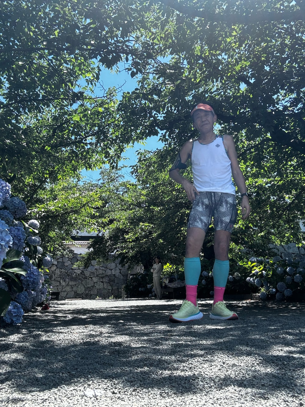 ホワイト系のTシャツ/カットソー、その他のタイツ/ストッキングを着用したメンズの夏コーディネートの3枚目の写真