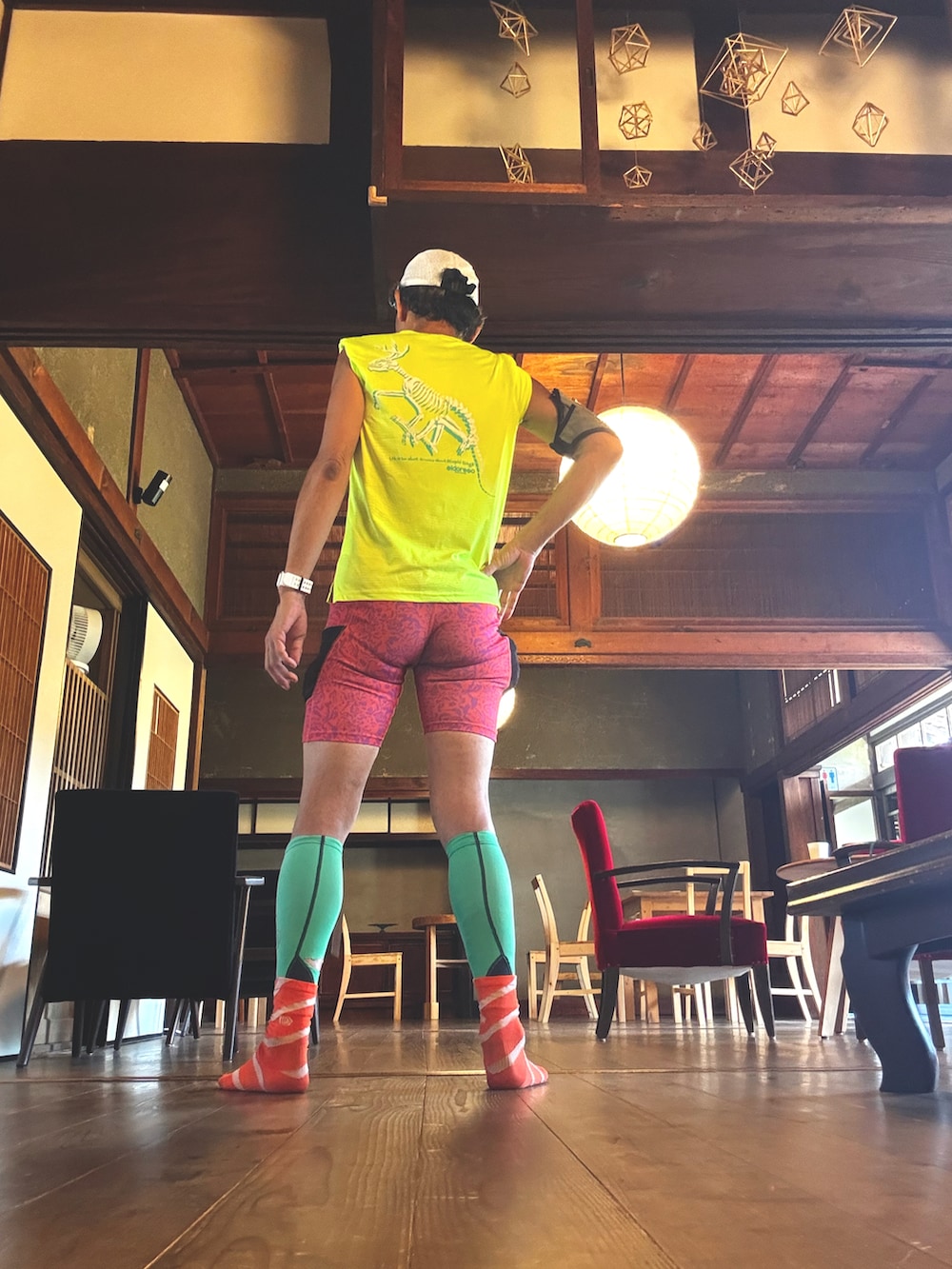 イエロー系のTシャツ/カットソー、レッド系のレギンス/スパッツを着用したメンズの夏コーディネートの2枚目の写真