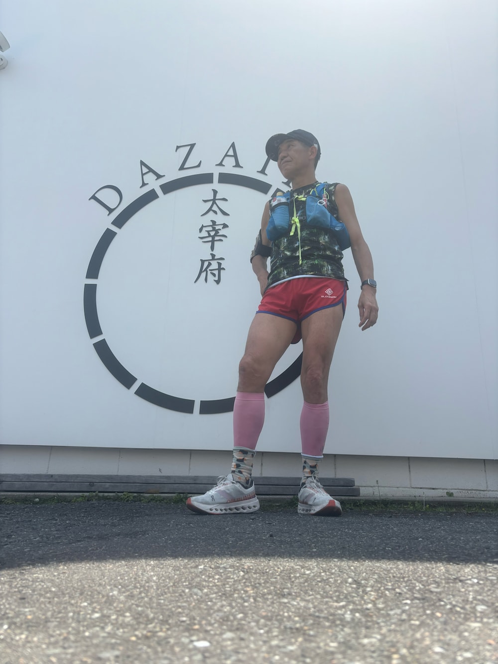 ホワイト系のスニーカー、ブルー系のバックパック/リュック、レッド系のその他パンツを着用したメンズの春コーディネートの3枚目の写真