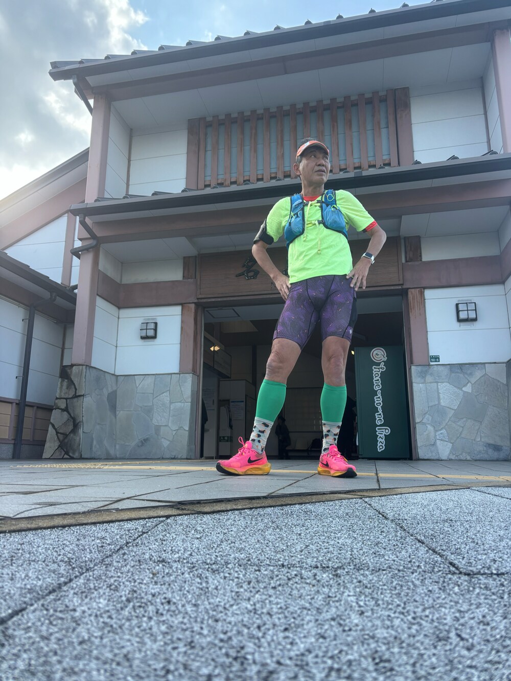 グリーン系のTシャツ/カットソー、ピンク系のスニーカー、パープル系のレギンス/スパッツを着用したメンズの冬コーディネートの3枚目の写真