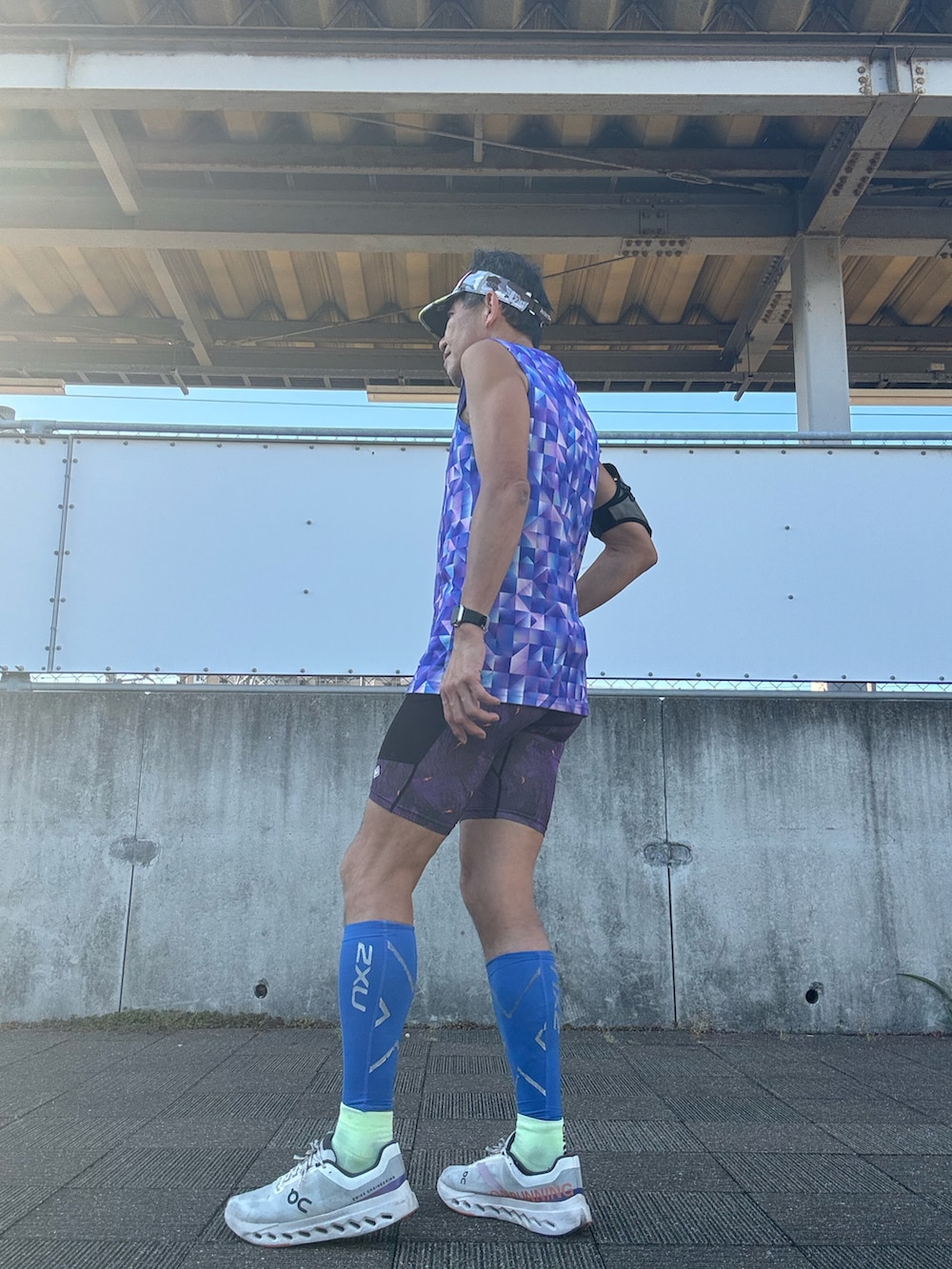 ホワイト系のスニーカー、その他のTシャツ/カットソー、パープル系のレギンス/スパッツを着用したメンズの夏コーディネートの3枚目の写真