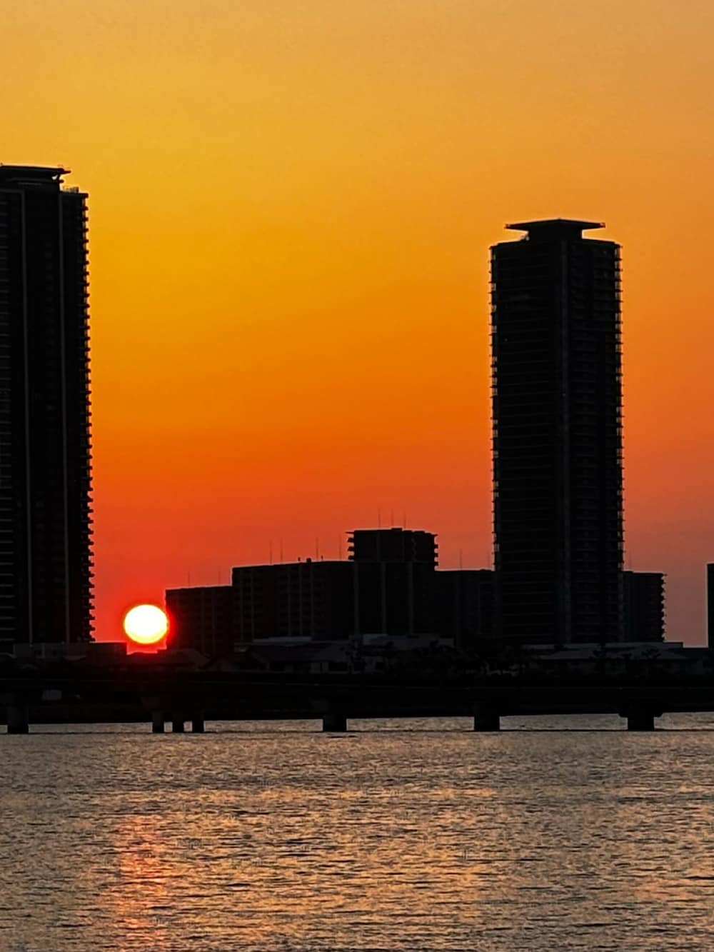 グリーン系のTシャツ/カットソー、レッド系のシューズ、シルバー系のレギンス/スパッツを着用したメンズの春コーディネートの3枚目の写真