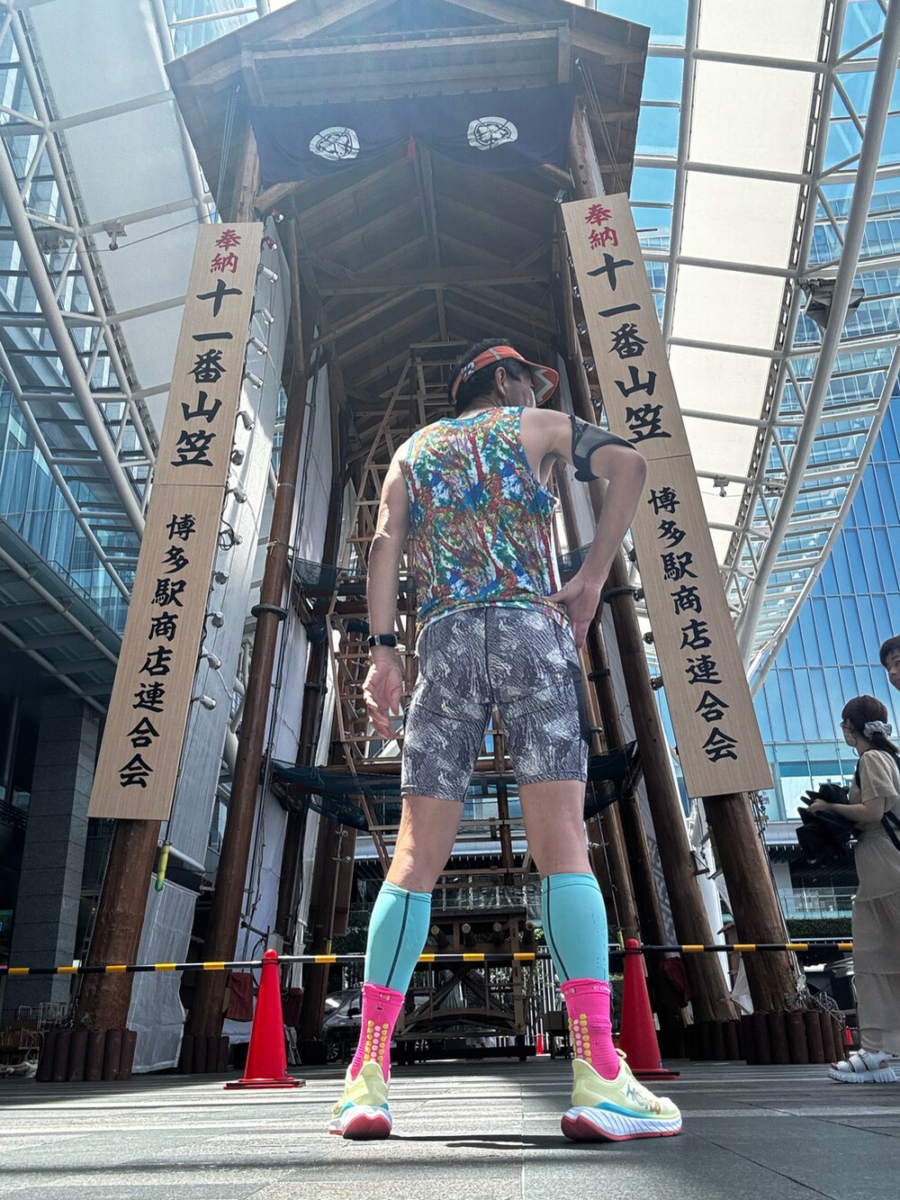 ホワイト系のTシャツ/カットソー、その他のタイツ/ストッキングを着用したメンズの夏コーディネートの2枚目の写真