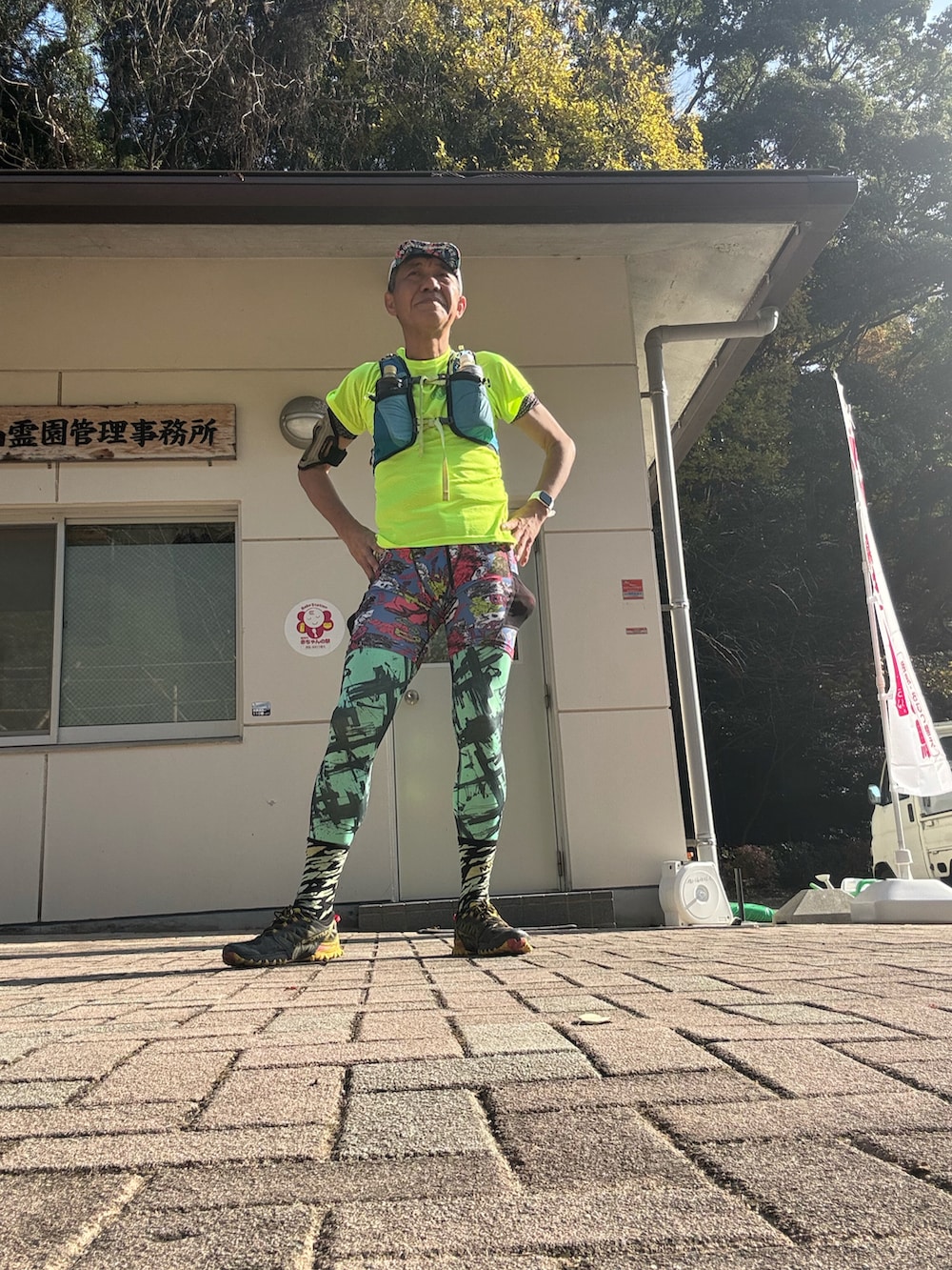 イエロー系のTシャツ/カットソー、その他のレギンス/スパッツ、グリーン系のタイツ/ストッキングを着用したメンズの冬コーディネートの3枚目の写真