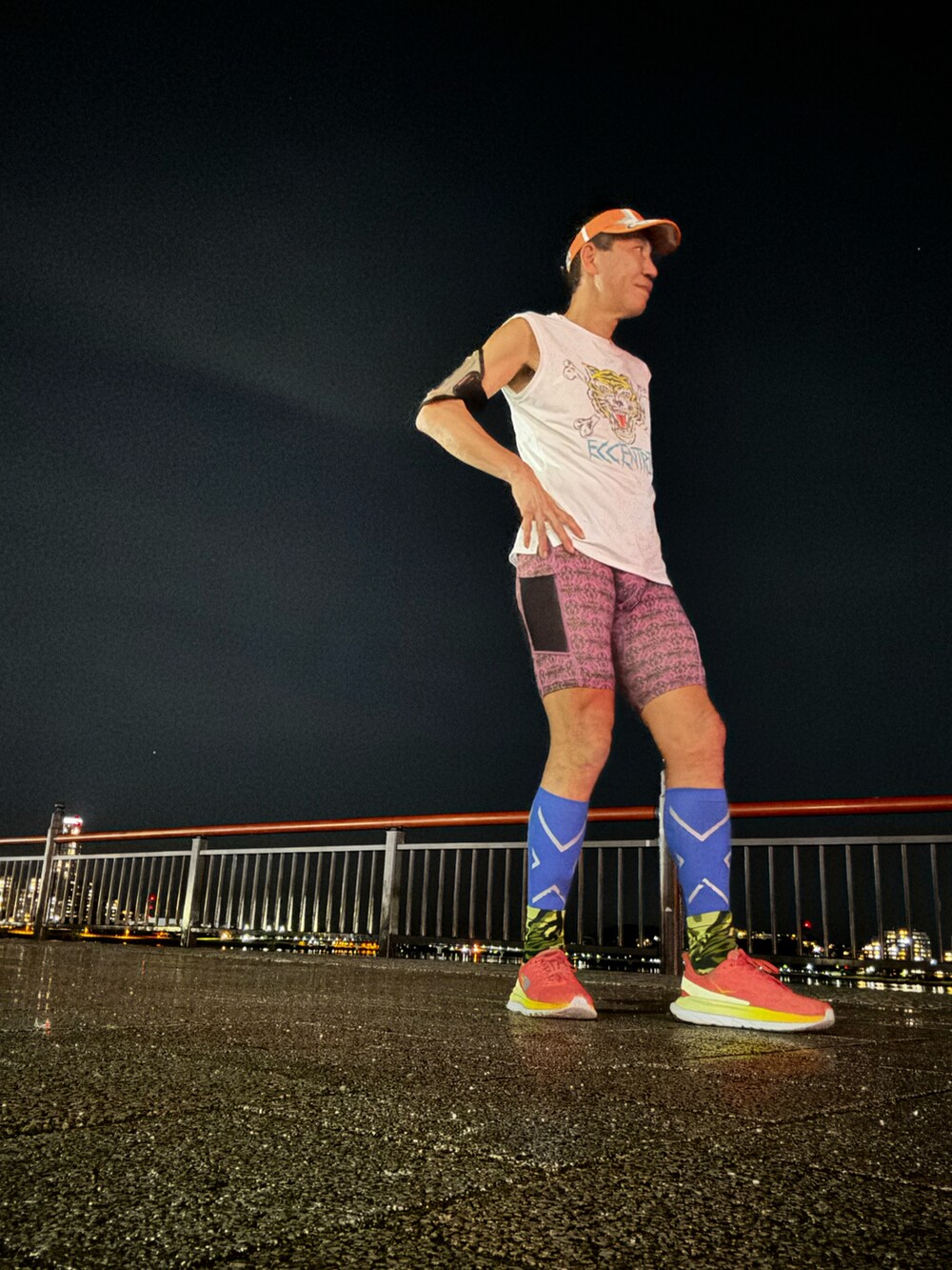 ホワイト系のTシャツ/カットソー、オレンジ系のスニーカー、パープル系のレギンス/スパッツを着用したメンズの夏コーディネートの2枚目の写真