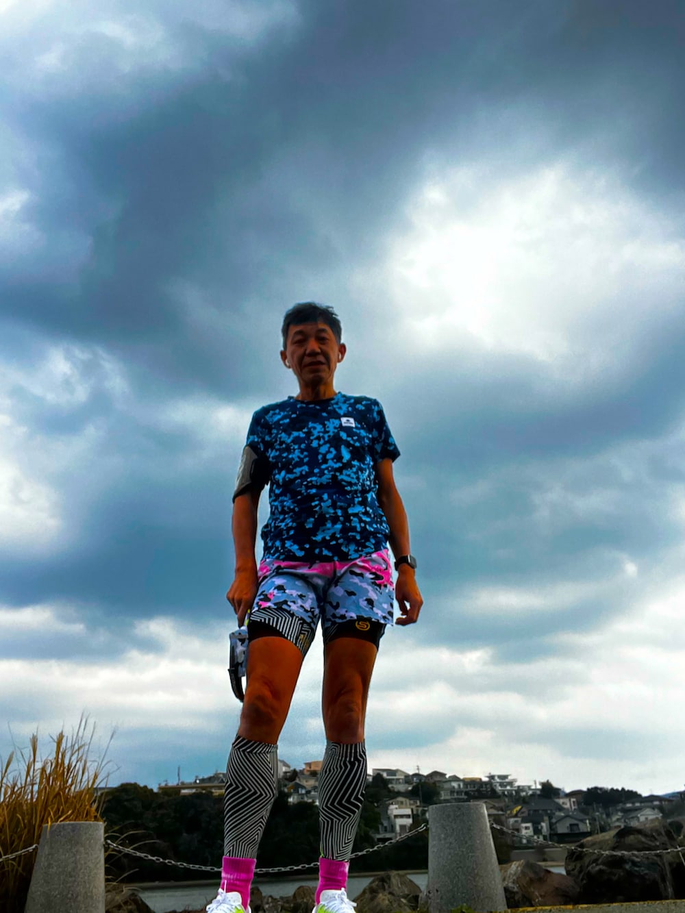 ブルー系のTシャツ/カットソー、その他のその他パンツ、その他のその他ヘアアクセサリーを着用したメンズの冬コーディネートの2枚目の写真