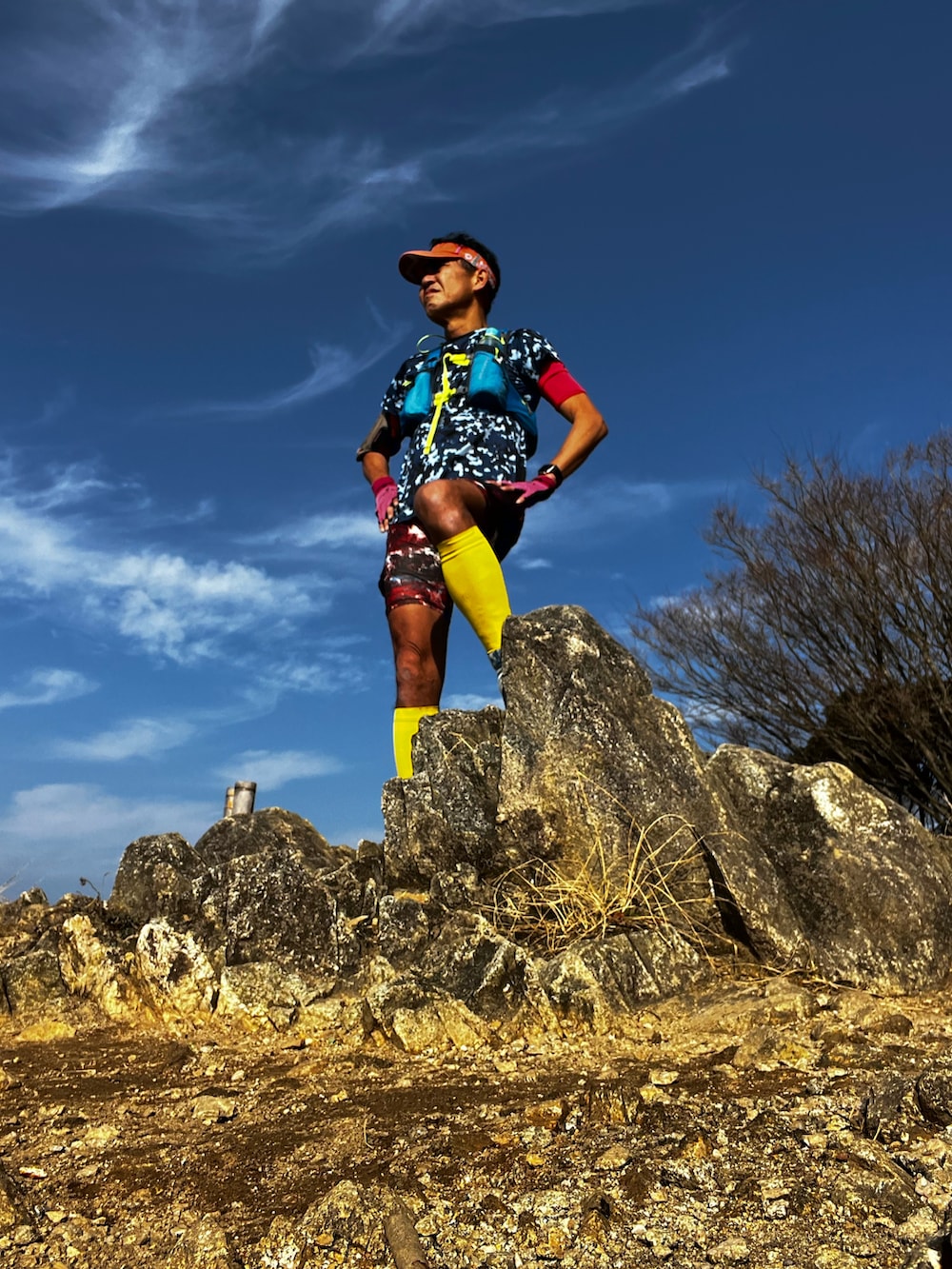 ブルー系のその他トップス、イエロー系のシューズ、イエロー系のレッグウォーマーを着用したメンズの冬コーディネートの2枚目の写真