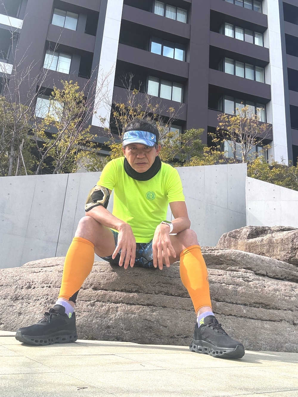 グリーン系のTシャツ/カットソー、ブラック系のスニーカー、ブルー系のレギンス/スパッツを着用したメンズの冬コーディネートの3枚目の写真