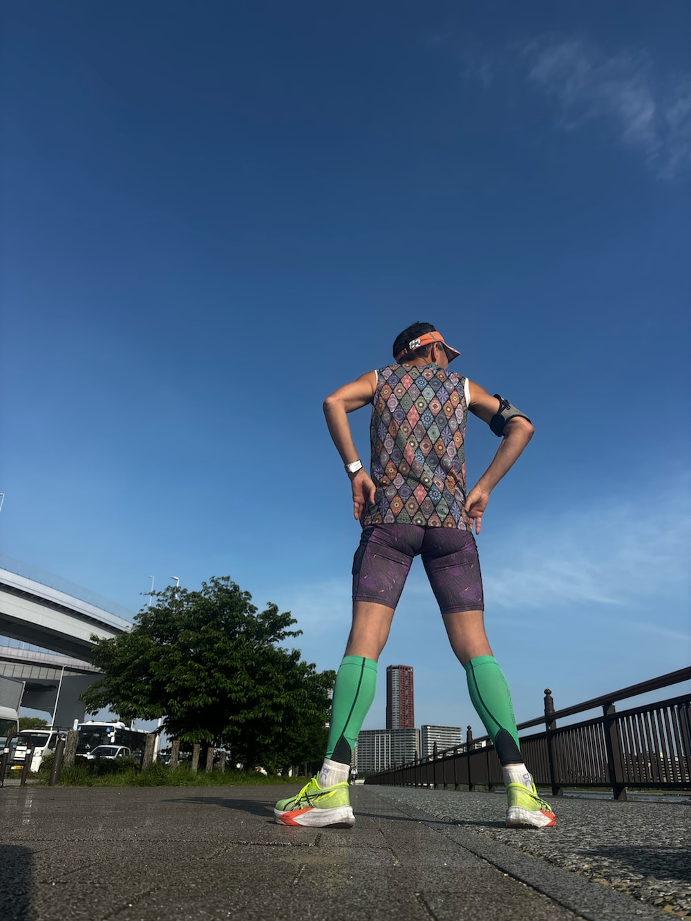 その他のTシャツ/カットソー、イエロー系のスニーカー、パープル系のレギンス/スパッツを着用したメンズの春コーディネートの3枚目の写真