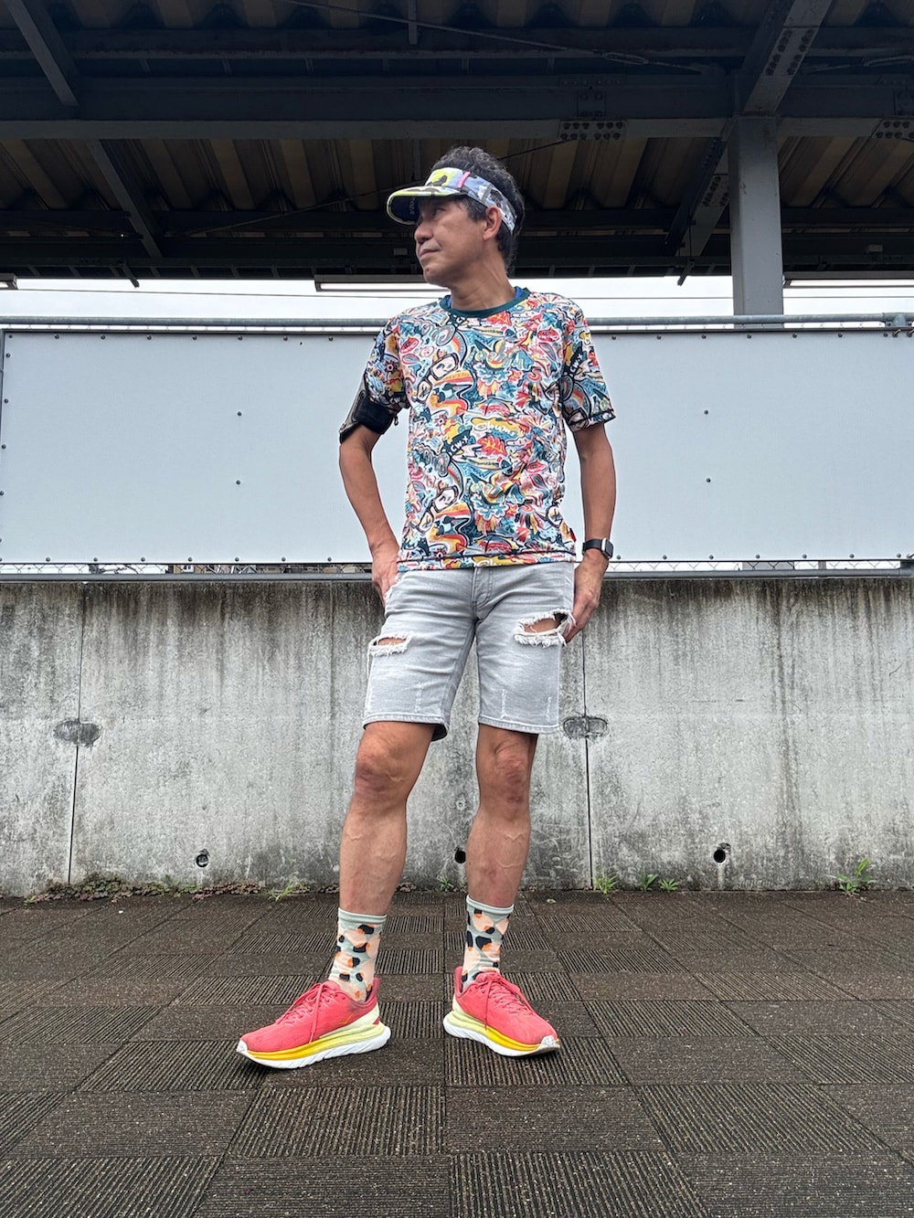 その他のTシャツ/カットソー、オレンジ系のスニーカーを着用したメンズの夏コーディネートの2枚目の写真