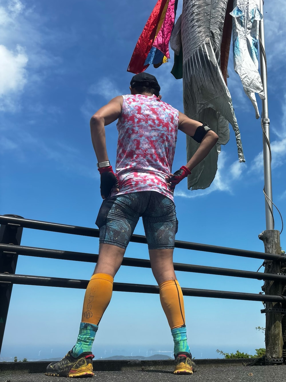 ピンク系のTシャツ/カットソー、ブルー系のレギンス/スパッツを着用したメンズの春コーディネートの2枚目の写真