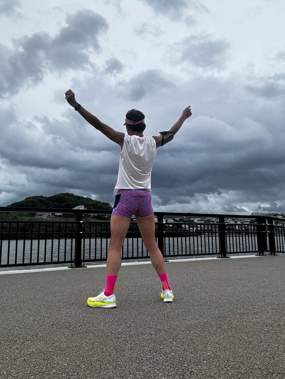 ホワイト系のTシャツ/カットソー、グリーン系のスニーカー、ピンク系のタイツ/ストッキングを着用したメンズの夏コーディネートの2枚目の写真
