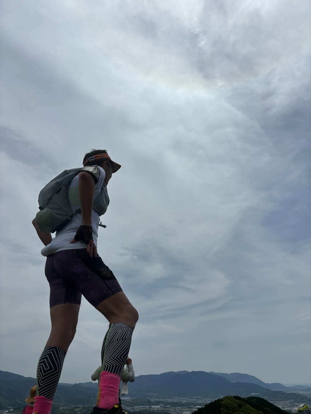 ホワイト系のTシャツ/カットソー、ブラック系のその他シューズ、パープル系のレギンス/スパッツを着用したメンズの春コーディネートの3枚目の写真