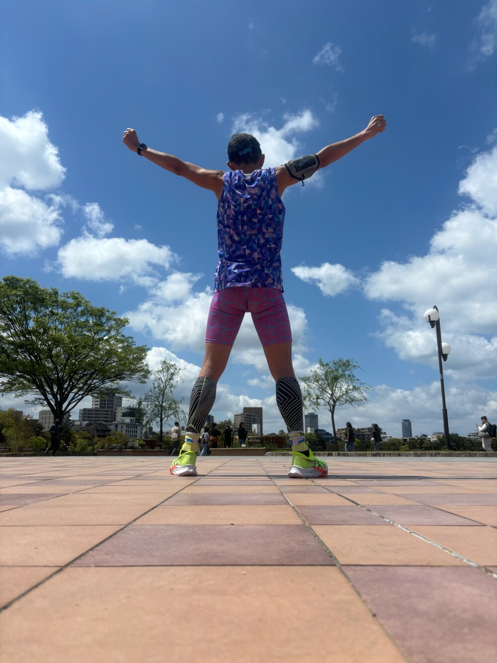 ブルー系のTシャツ/カットソー、グリーン系のスニーカー、ピンク系のレギンス/スパッツを着用したメンズの春コーディネートの3枚目の写真