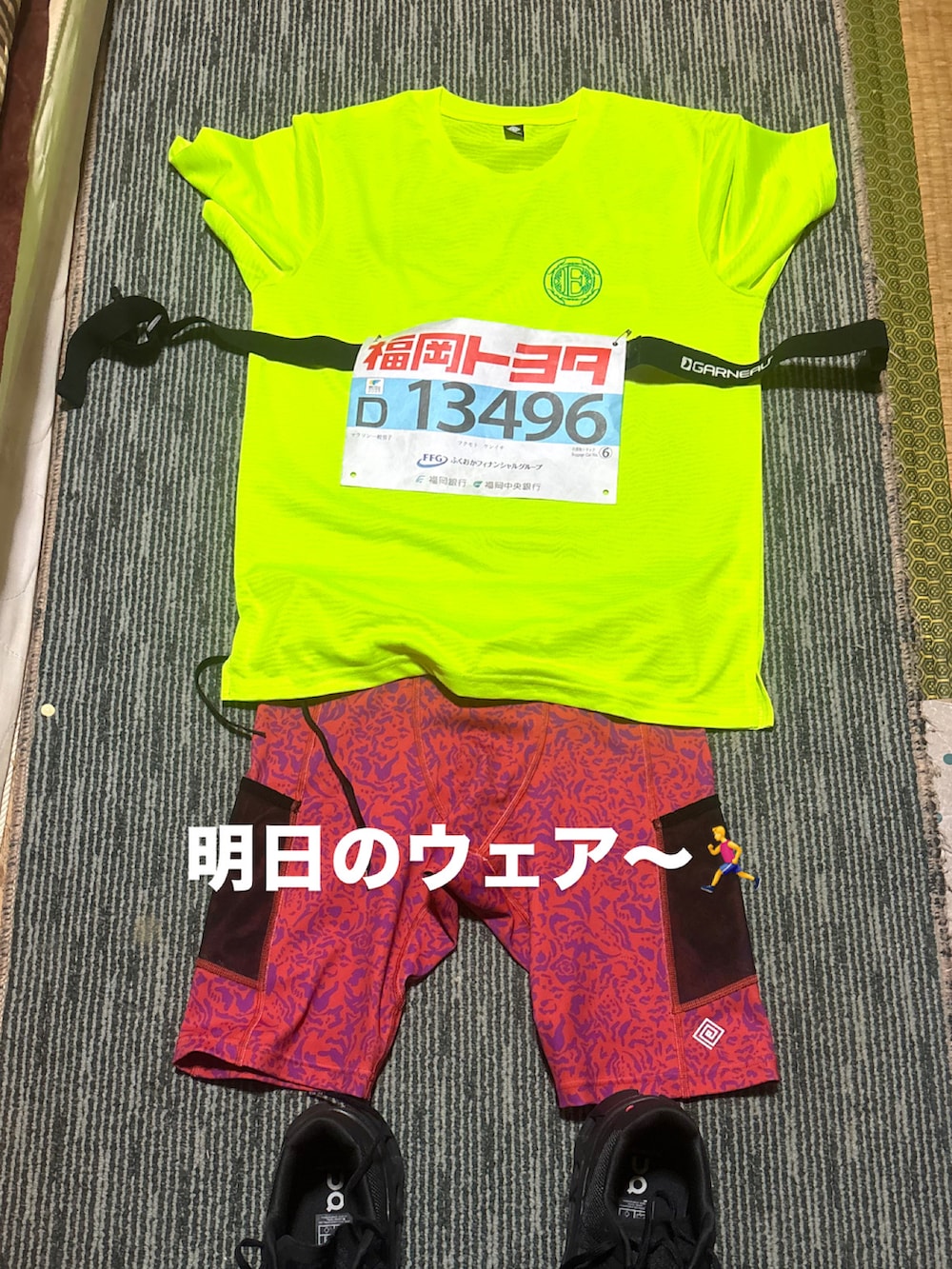 グリーン系のTシャツ/カットソー、レッド系のレギンス/スパッツを着用したメンズの秋コーディネートの3枚目の写真