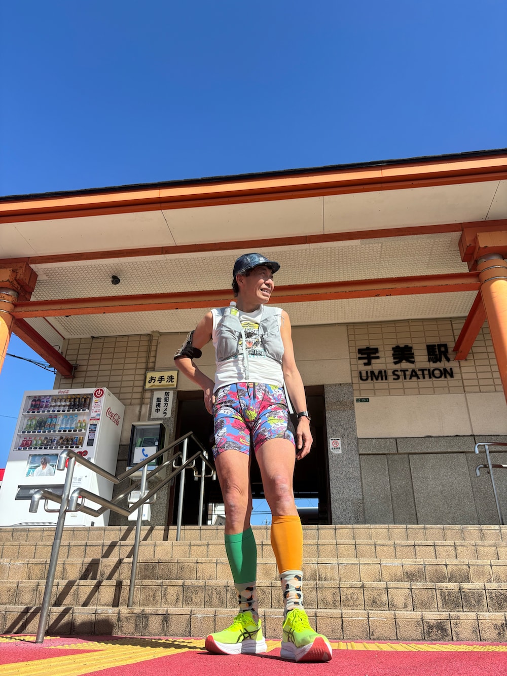 ホワイト系のTシャツ/カットソー、グリーン系のキャップ、その他のレギンス/スパッツを着用したメンズの春コーディネートの2枚目の写真