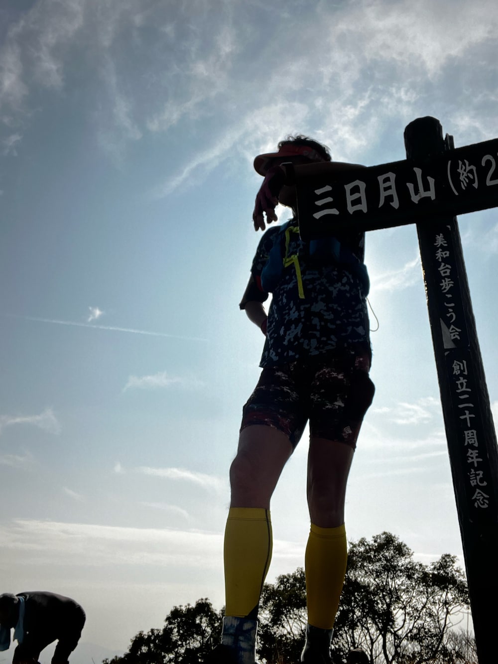 ブルー系のその他トップス、イエロー系のシューズ、イエロー系のレッグウォーマーを着用したメンズの冬コーディネートの3枚目の写真