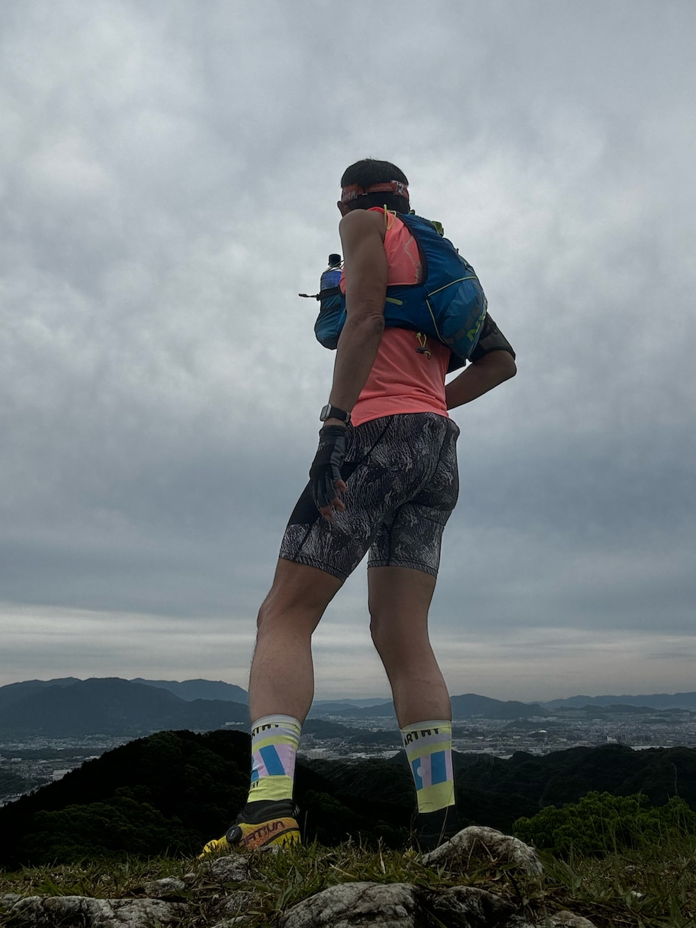 オレンジ系のTシャツ/カットソー、イエロー系のシューズ、オレンジ系のその他小物を着用したメンズの春コーディネートの4枚目の写真